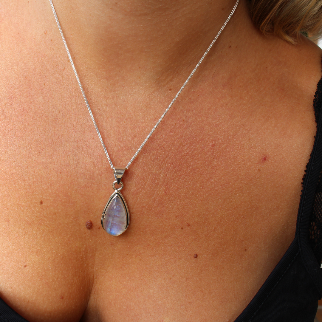 Collar energia femenina