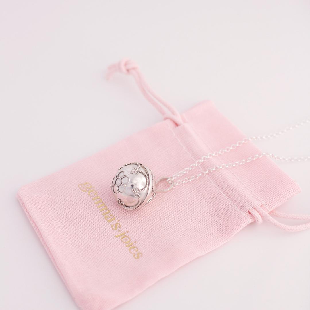 Llamador de ángeles de plata grabada