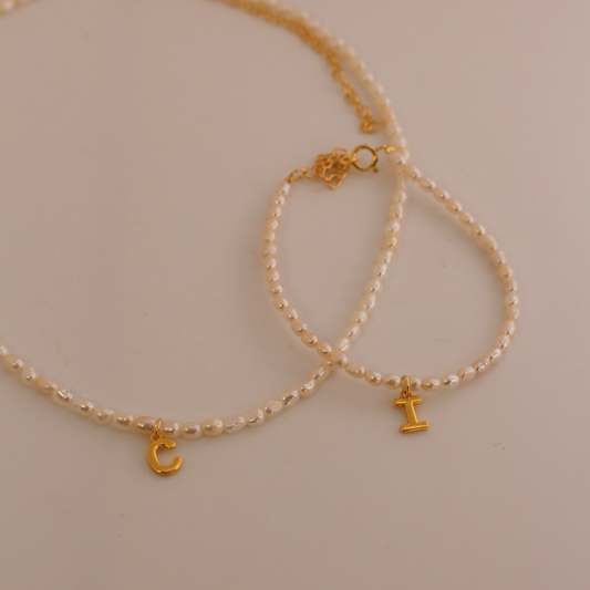 Collar perlas inicial