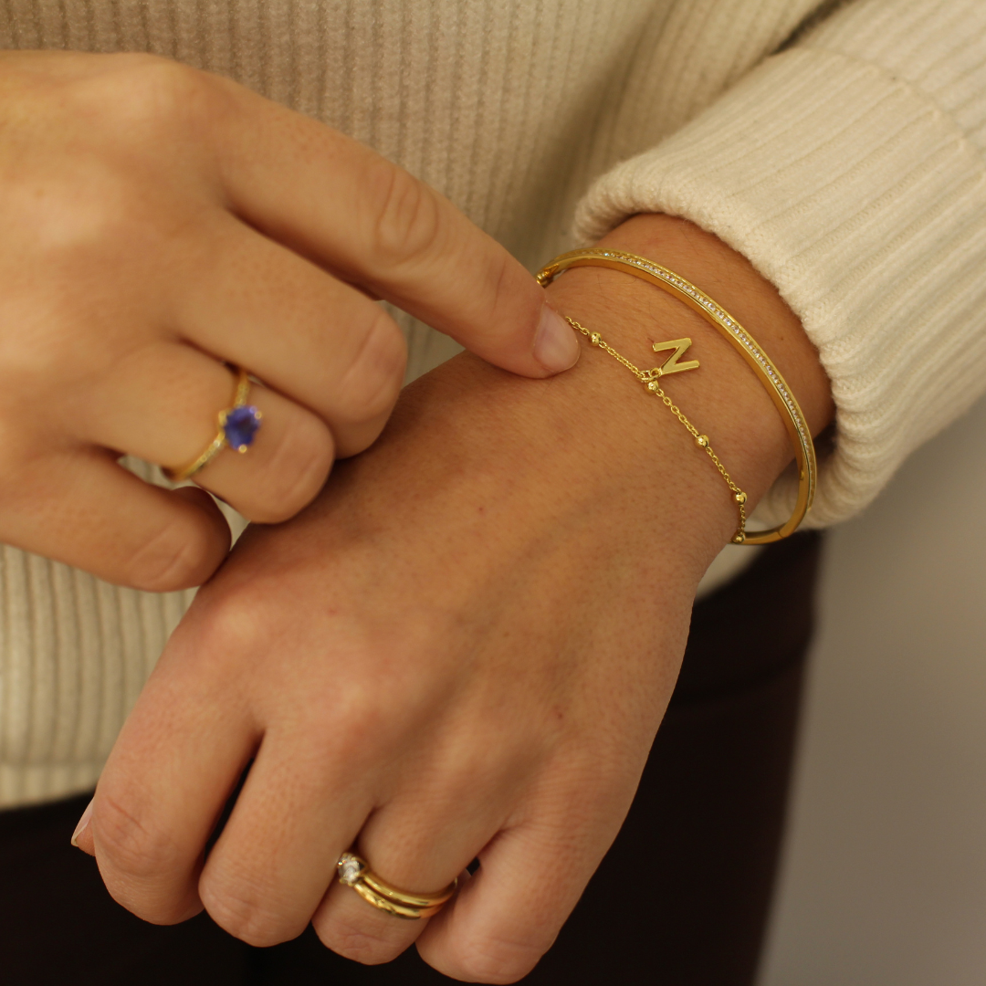 Pulsera dorada bolitas inicial