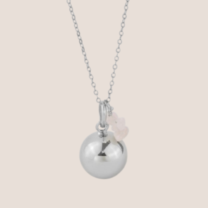 Detalle del llamador de ángeles de plata y cuarzo rosa