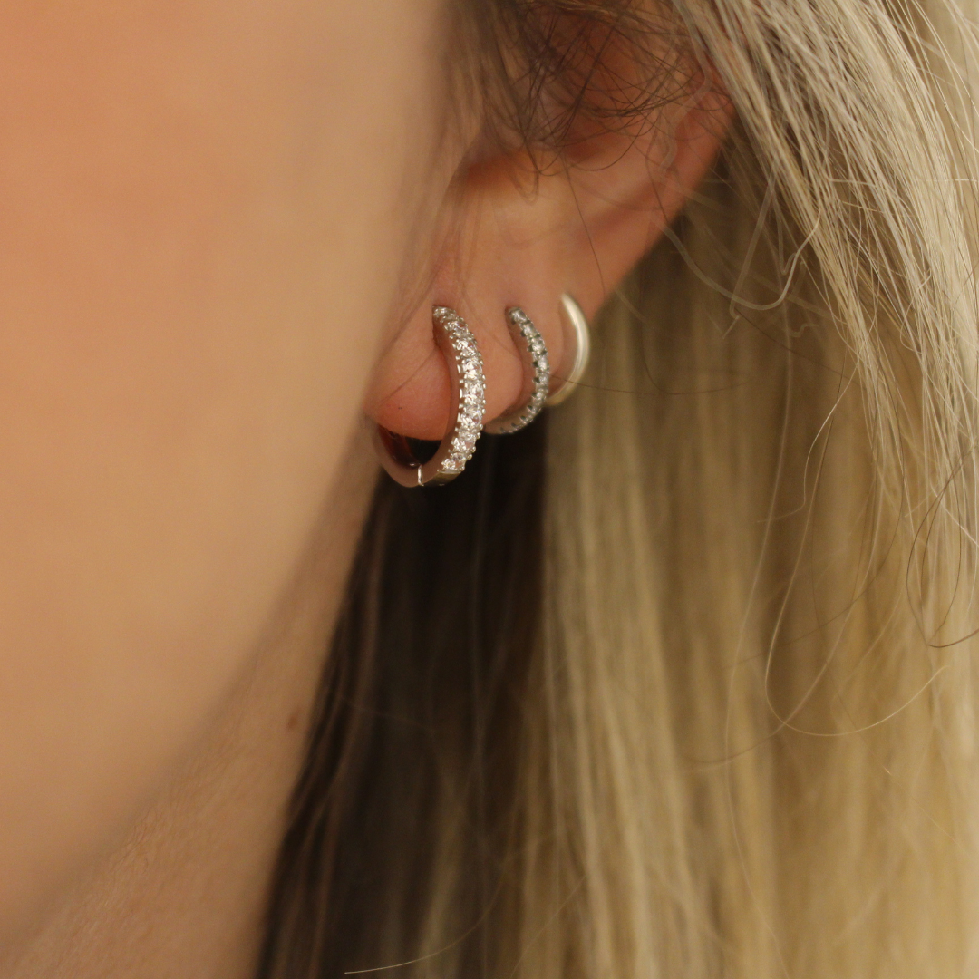 Aritos minimal oro blanco