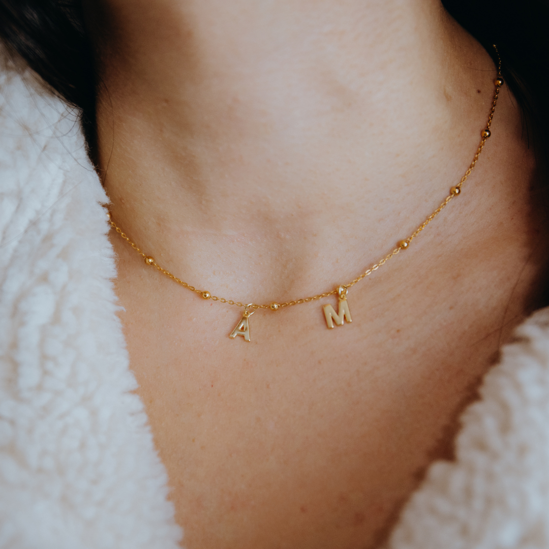 Collar bolitas 2 iniciales