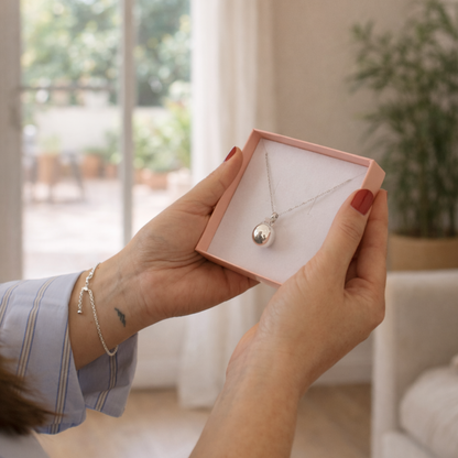 Llamador de ángeles de plata con cuarzo rosa puesto en embarazada