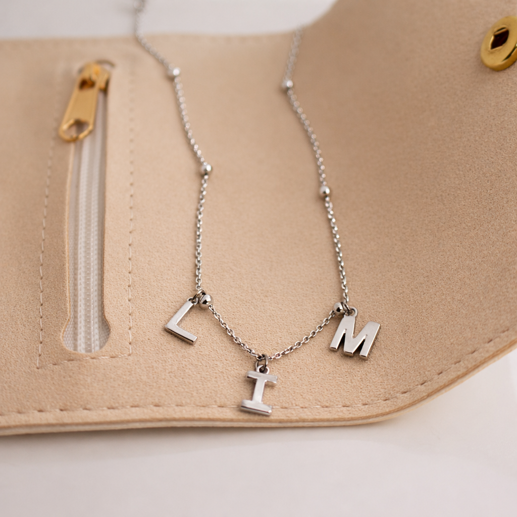 Collar bolitas 3 iniciales