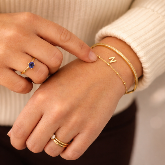 Pulsera dorada bolitas inicial