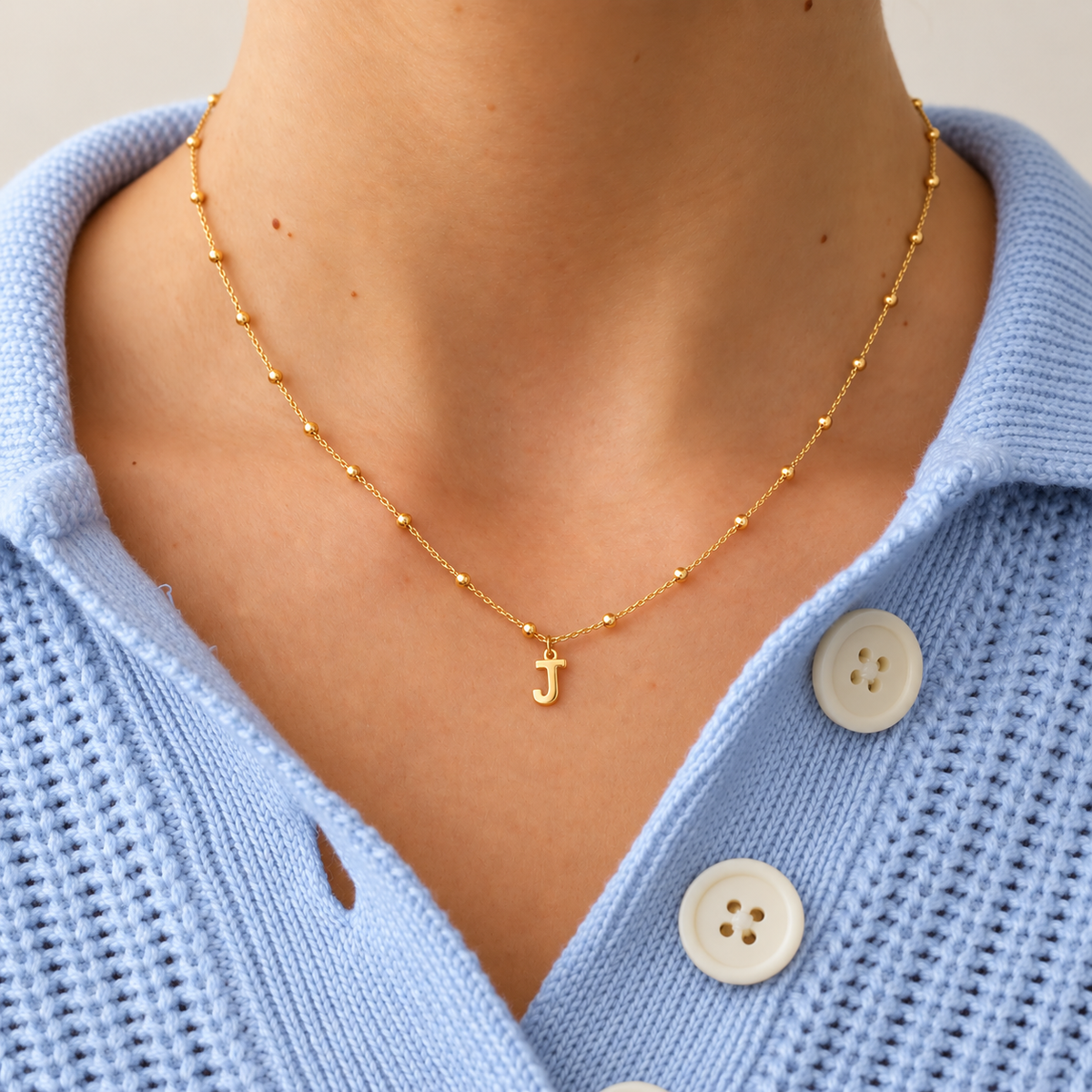 Collar dorado bolitas inicial